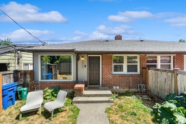 Building Photo - 3 bedroom in Seattle WA 98108 Rental