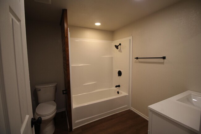 Photo - 213 N Waldrip St