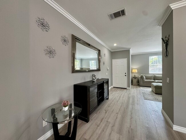 Vista desde la parte trasera de la casa mirando hacia la puerta principal. - 16224 Chadwick Ct