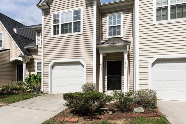 Photo - Beautiful 3BD/2.5BA Townhome in the Lions ...