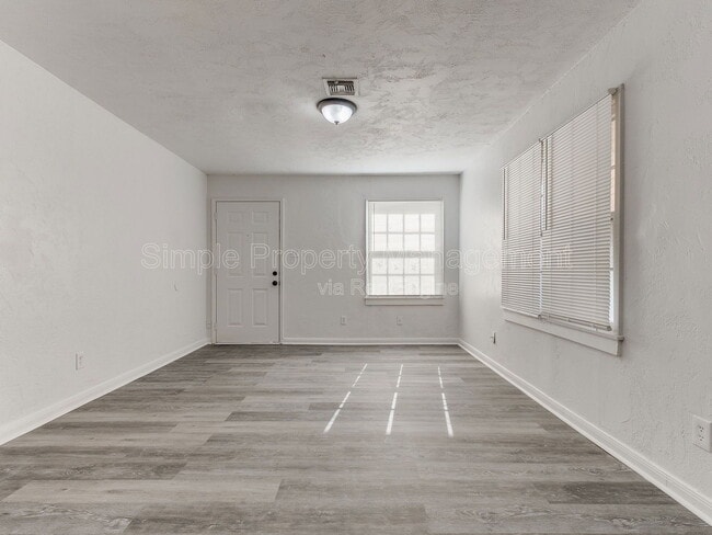 Photo - 405 E Northrup Dr