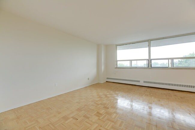 Photo - 2560 Kingston