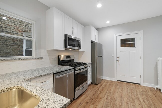 Building Photo - 5746 N Maplewood Ave Unit 1