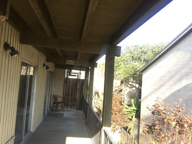 Cada dormitorio y estudio tiene puerta corrediza al balcón. - 1008 S College Rd Unidad 213