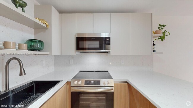 Building Photo - 1666 West Ave Unit 305 Rental
