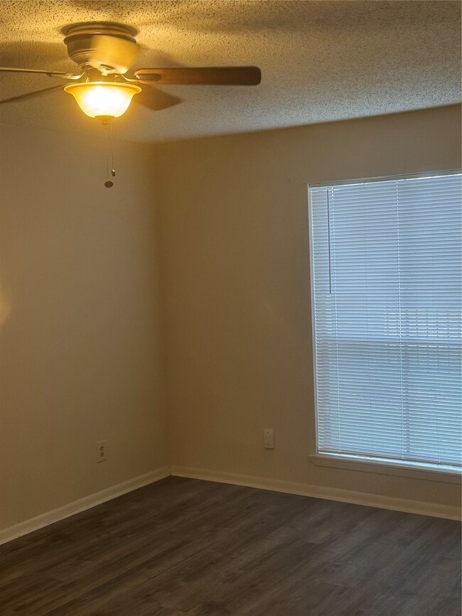 Photo - 17401 Red Oak Dr Unit 61