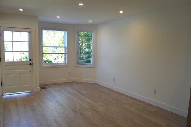 Building Photo - Bonita9 Unit Lower Rental