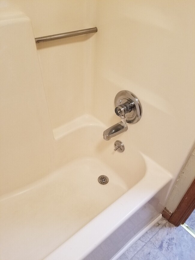 bathtub - 222 Stribling Ave Unit B