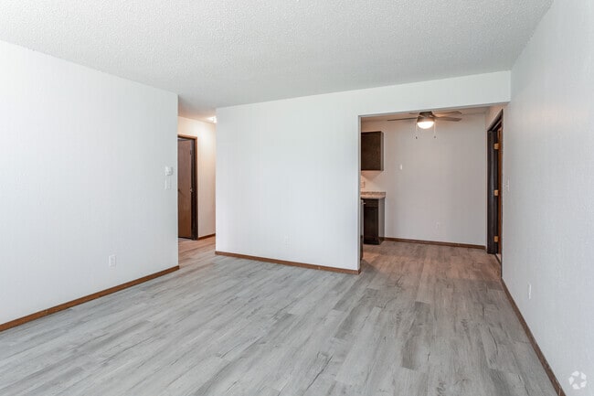 1BR, 1BA Den - 850SF - Cedar Square Apartments