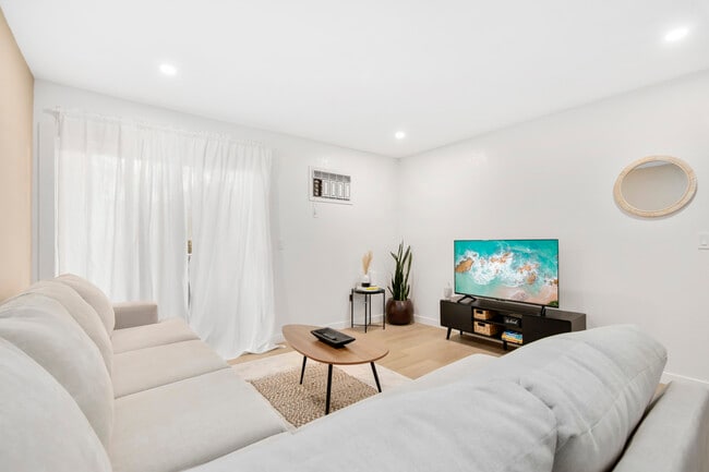 Building Photo - 1013 S Sunshine Ave Unit K Rental