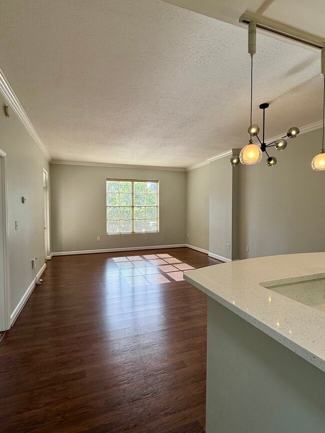 Building Photo - 1101 Juniper St NE Unit Park Central Condo # 329