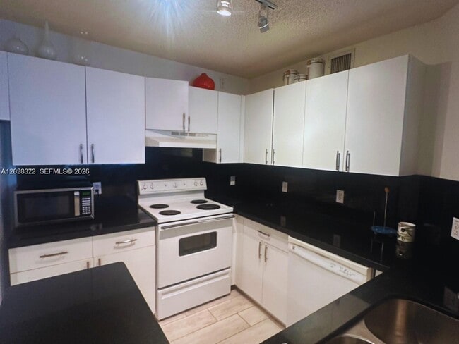 Photo - 19555 E Country Club Dr Unit 8206