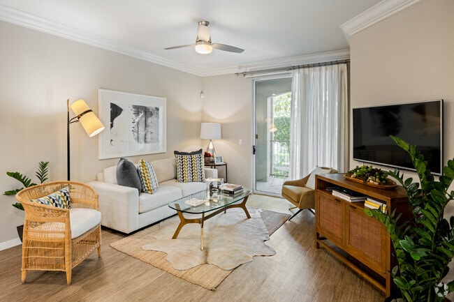 1BR, 1BA - 724SF - Living Room