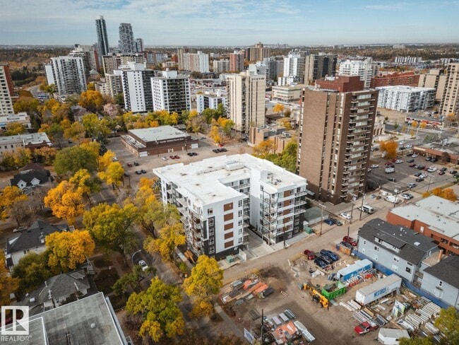 Photo - 10015-10113 113 St