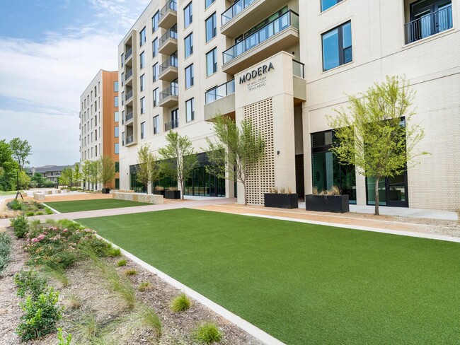 Green spaces at Modera Trailhead offer a refreshing outdoor retreat, perfect for casual gatherings and open-air relaxation in Dallas. - Modera Trailhead Rental