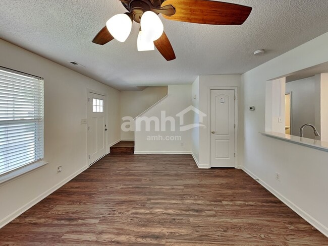 Photo - 147 Peterborough Dr