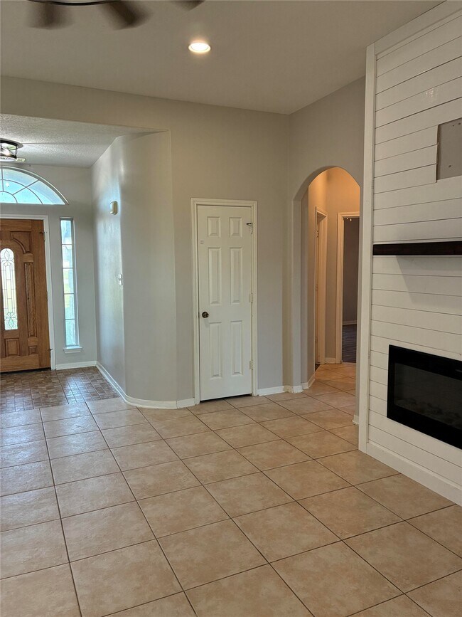 Photo - 14049 Overstreet Dr