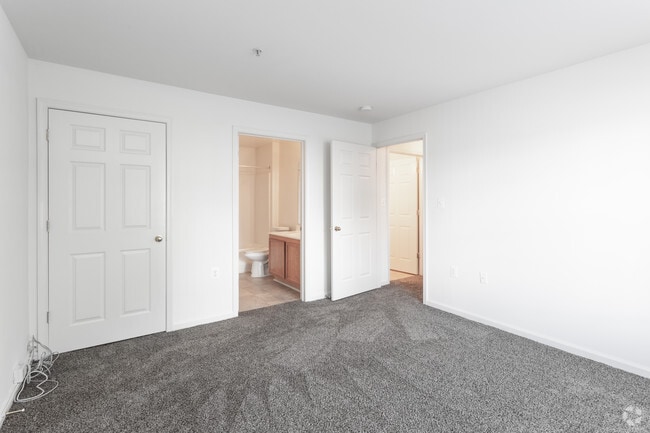 2BR, 2BA - 970 SF