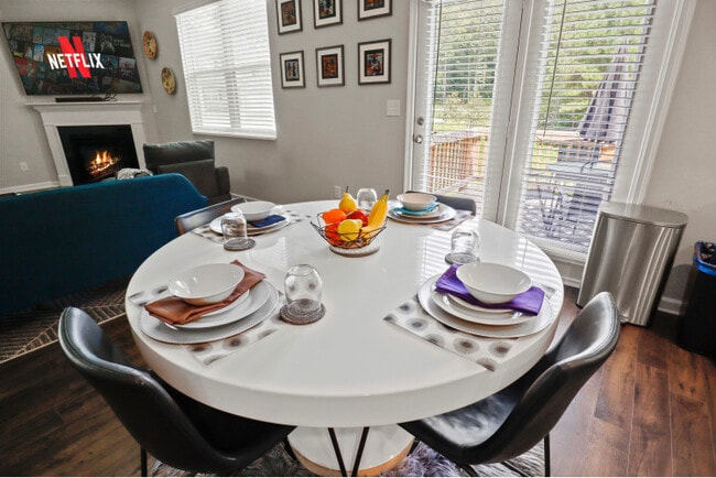 Breakfast Nook - 4026 Zudie Dr