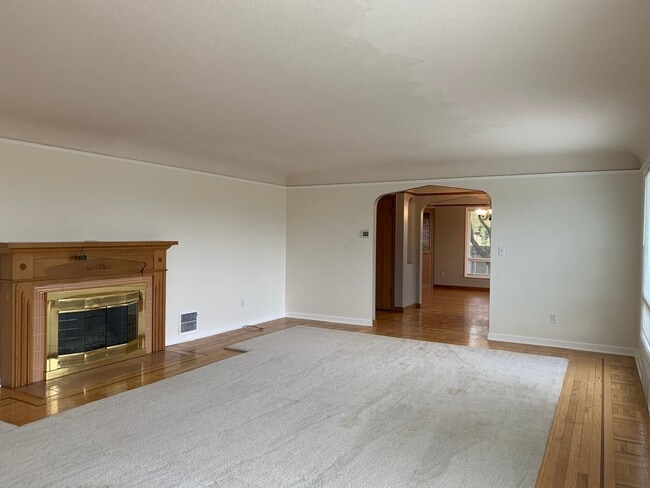 Building Photo - O1100-1106 Unit 1100