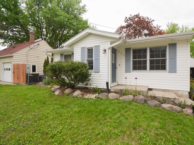 Move-In Ready 2 Bed 1 Bath With Large Yard... - Move-In Ready 2 Bed 1 Bath With Large Yard... House