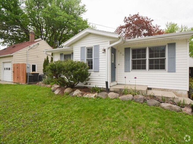 Building Photo - Move-In Ready 2 Bed 1 Bath With Large Yard... Rental