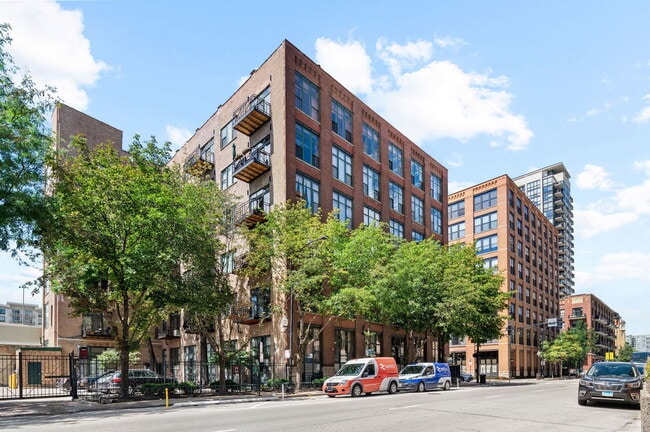 Building Photo - 701 W Jackson Blvd Unit 102 Rental