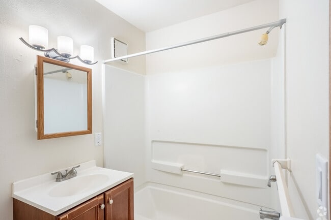 2BR, 1BA - 930SF - Bathroom