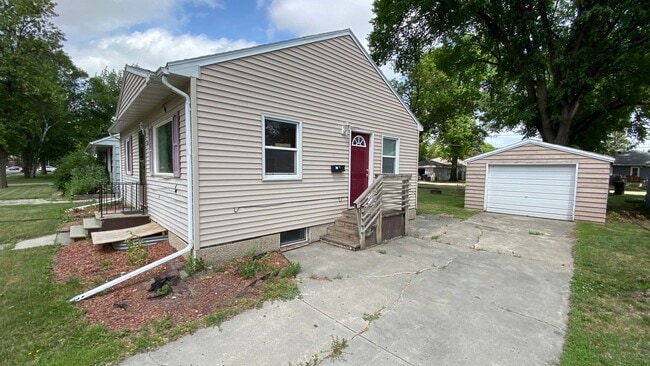 Photo - Huge 5 Bed 2 Bath Home for Rent! Great Loc...