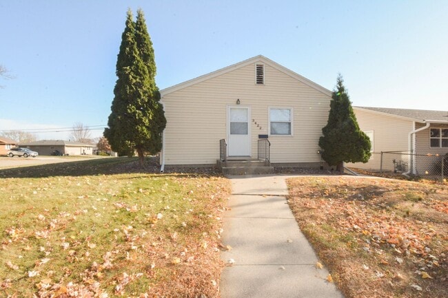 Building Photo - Ranch style apartment in duplex with finis...