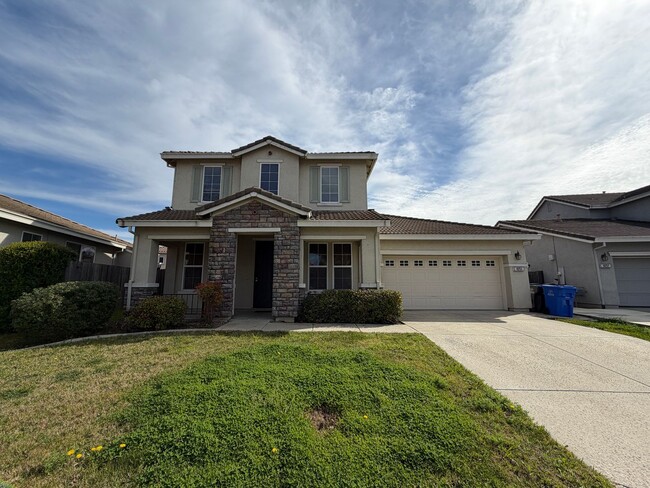 Building Photo - Spacious Home in Quiet Area
