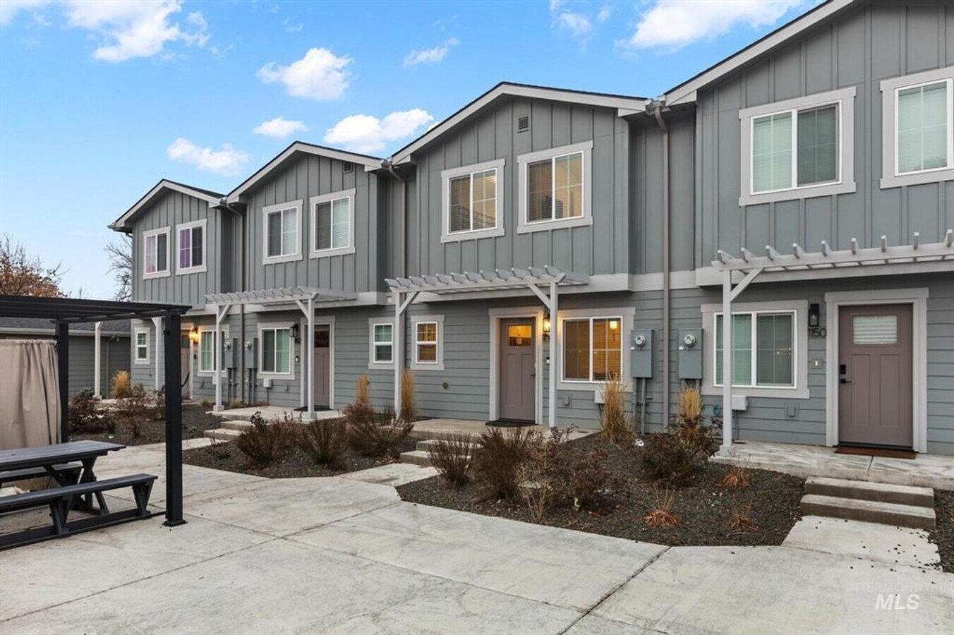 Immaculate Townhouse w/2-Car Garage - Immaculate Townhouse w/2-Car Garage