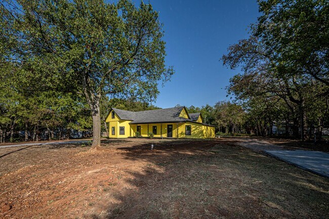 Building Photo - 731/735 8th Yellow Duplex Unit 735 8th LEFT Rental