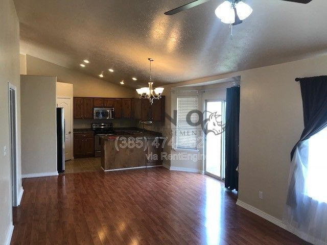 Photo - 1919 N Sego Lilly Dr