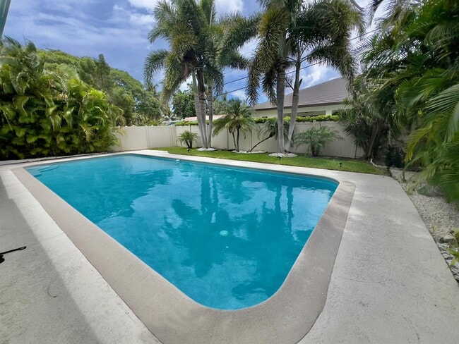 Photo - 330 NE 26th St