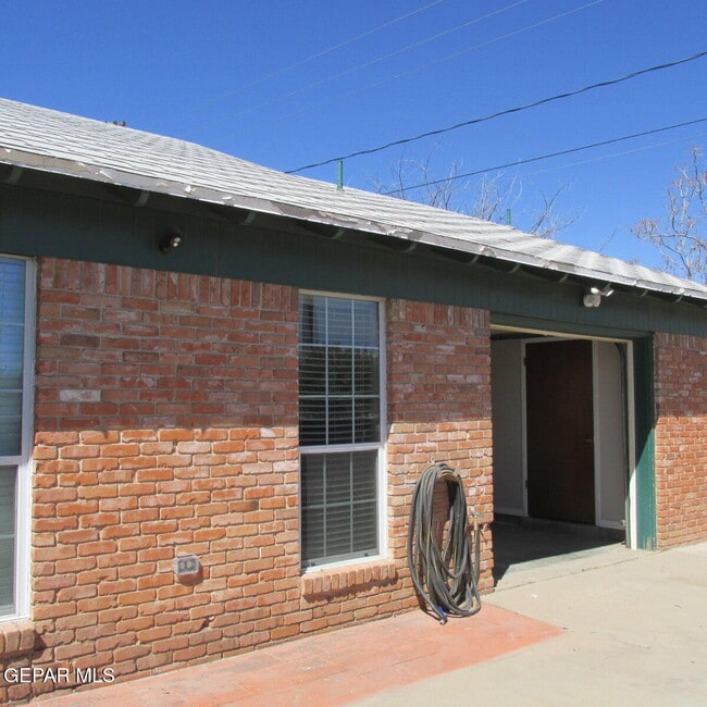 Photo - 2933 Wedgewood Dr