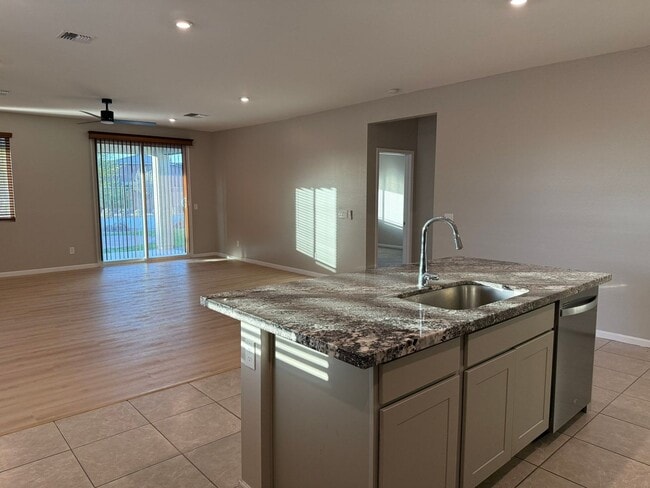 Photo - 2020 E Kansas Dr