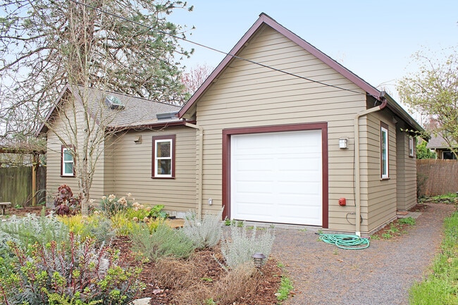 Building Photo - 5054 NE Sumner St Rental