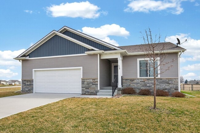 Photo - BEAUTIFUL CORNER LOT!! 3 Bedroom, 2 Bathroom Home in Des Moines!