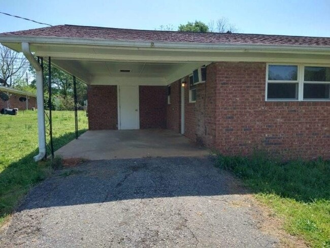Photo - 2000 Hollis St