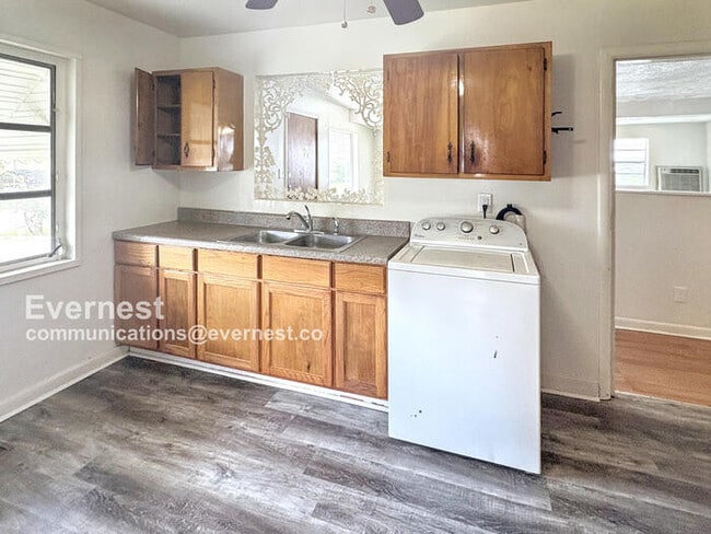 Photo - 1549 Elm St SW