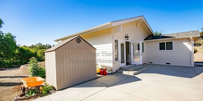 Photo - Single Family Home!! 3 beds, 2 baths- additional bonus room with kitchen and private entrance.