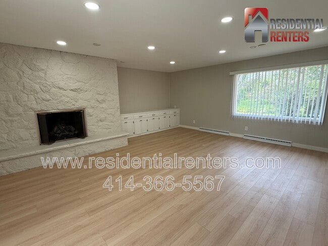 Photo - 205 N 165th St