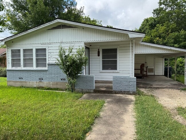 Building Photo - Updated Central Waco Home
