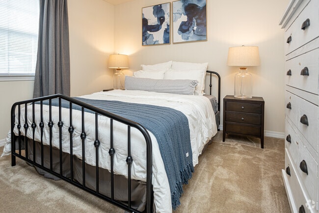 2BR, 1BA - 648SF - The Flats at Midtown