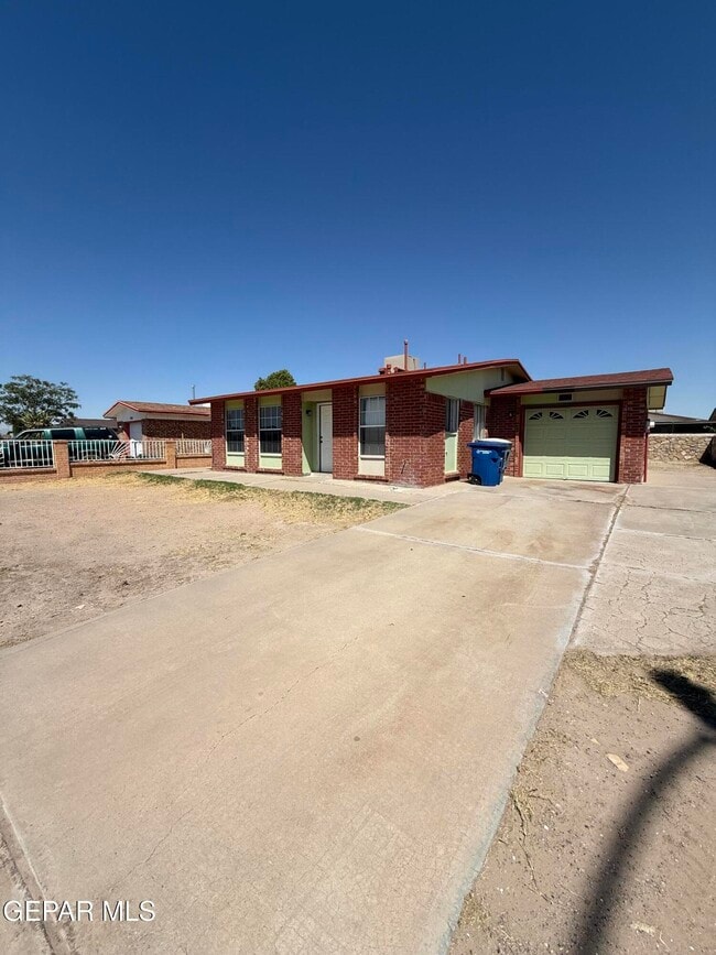 955 Versailles Dr