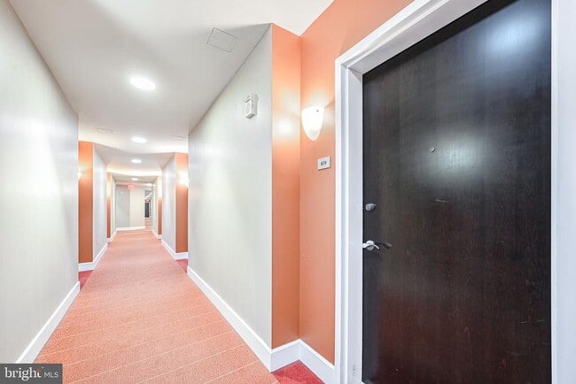 Building Photo - 444 W Broad St Unit 619