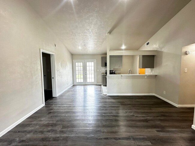 Photo - 714 Woodcrest Way