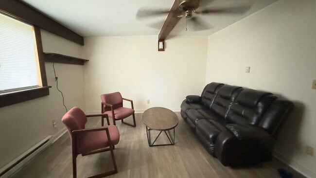 Building Photo - 233 S 4th St Unit Apt B