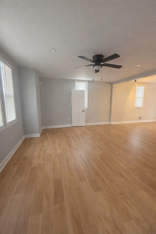 Photo - For Lease : 5 bedroom 1 1/2 bathroom fully renovated home in nice area. Call KPM 313-429-3244